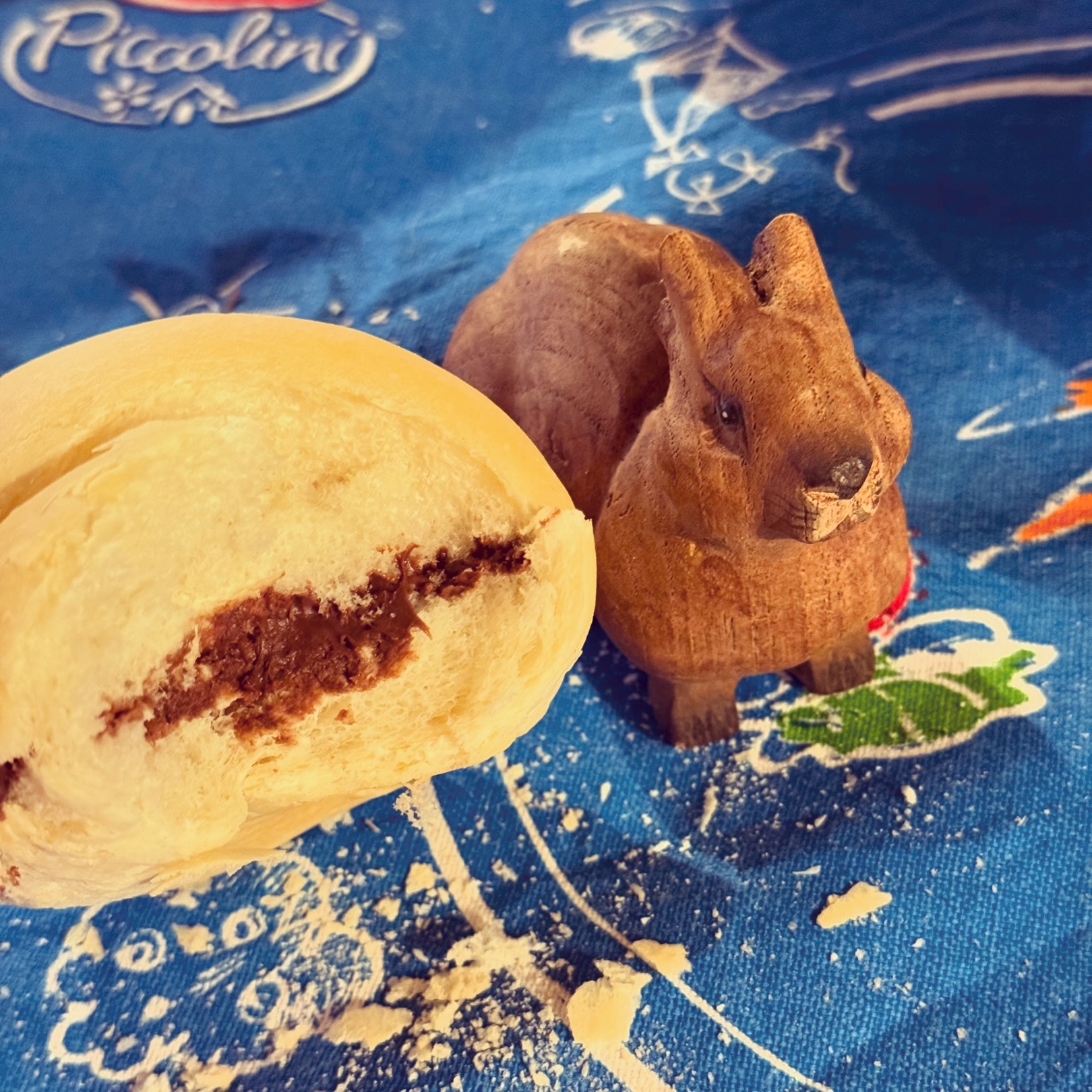 A Bruno piace il panino soffice al latte con la Nutella ma è leggermente infastidito dalla quantità di briciole che genera.