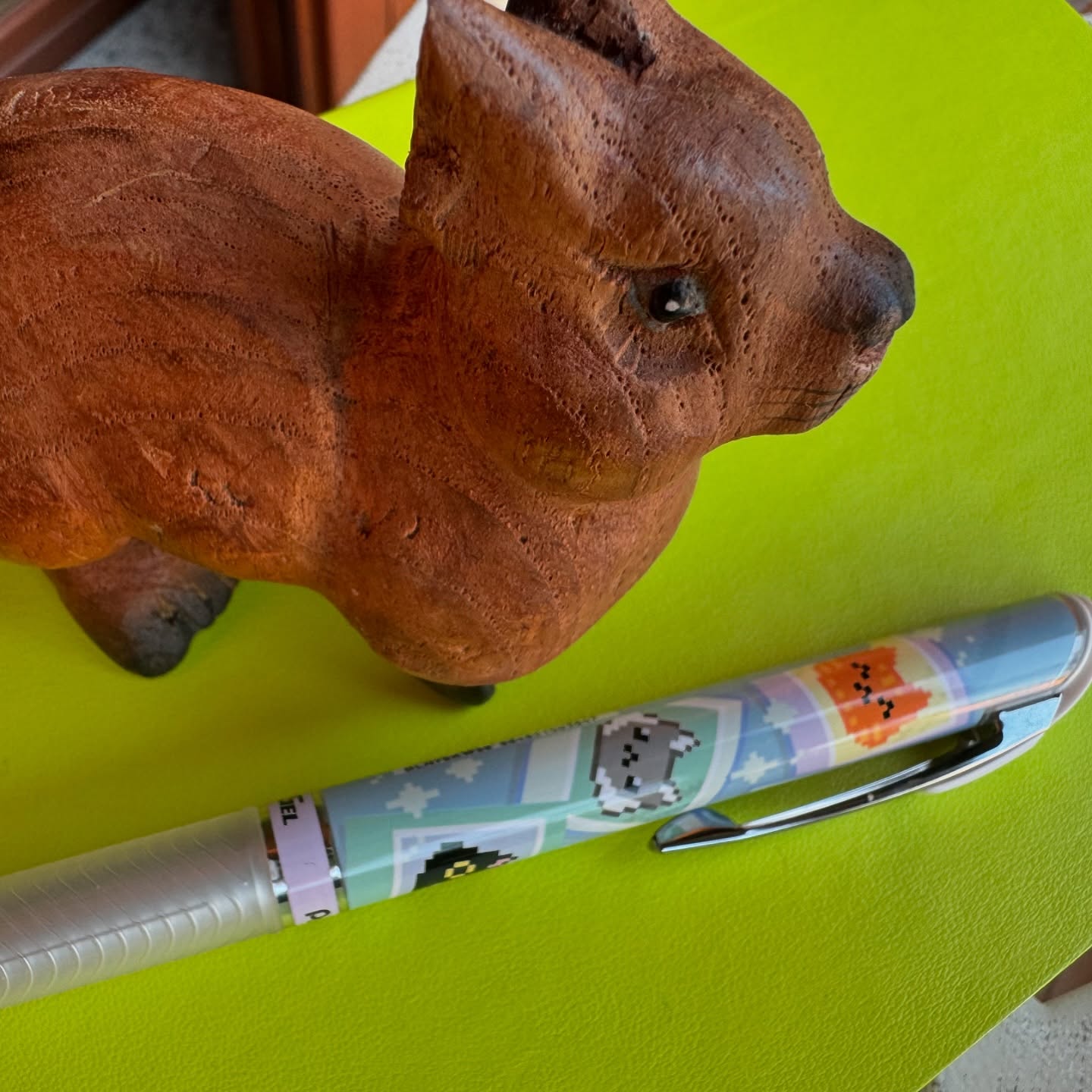 Menomale che Bruno non va più a scuola da un pezzo… però non può resistere al richiamo della cancelleria kawaii 😍