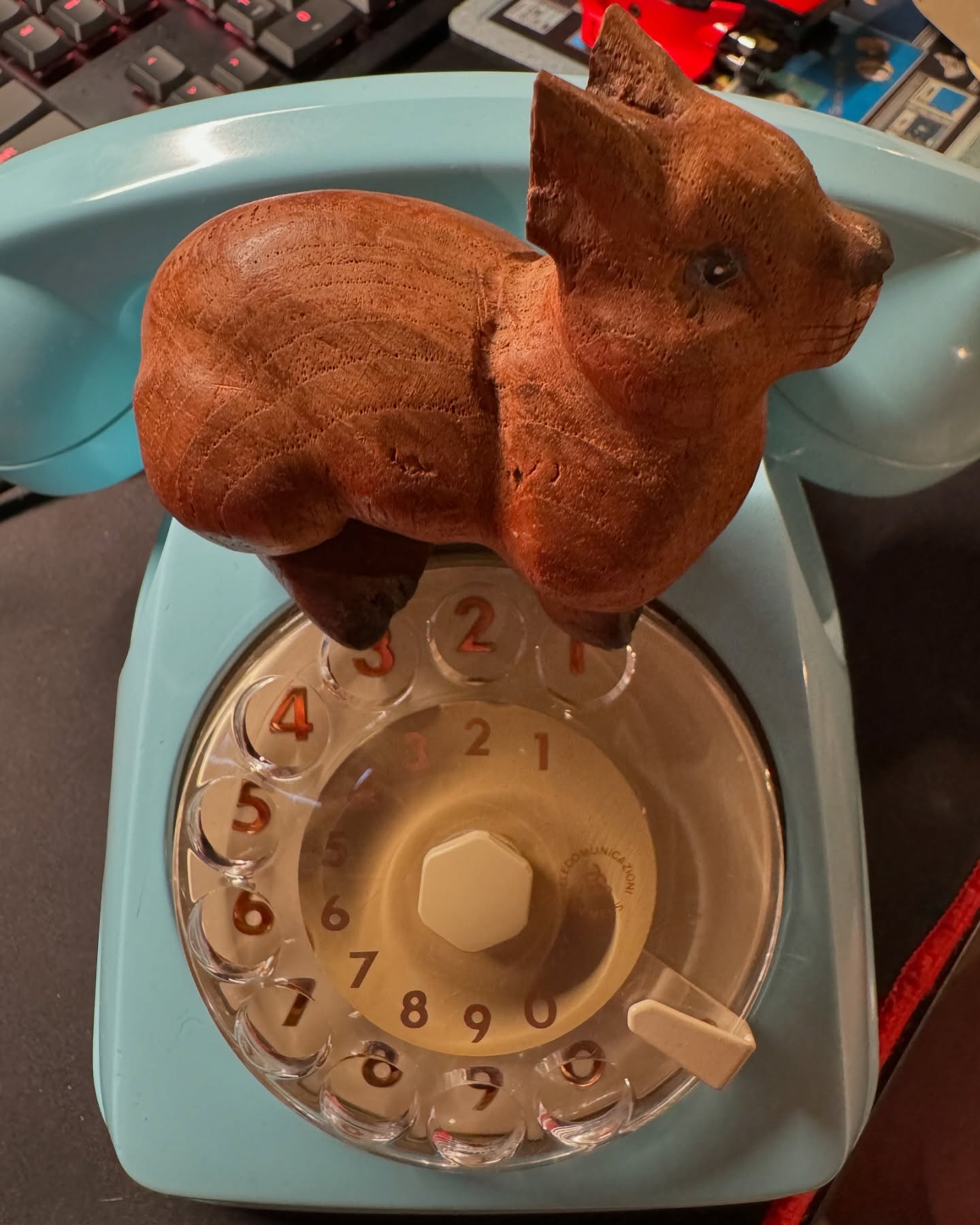 A Bruno piacciono i telefoni… ma non le telefonate (se dovete telefonare, mandate un fax 📠)